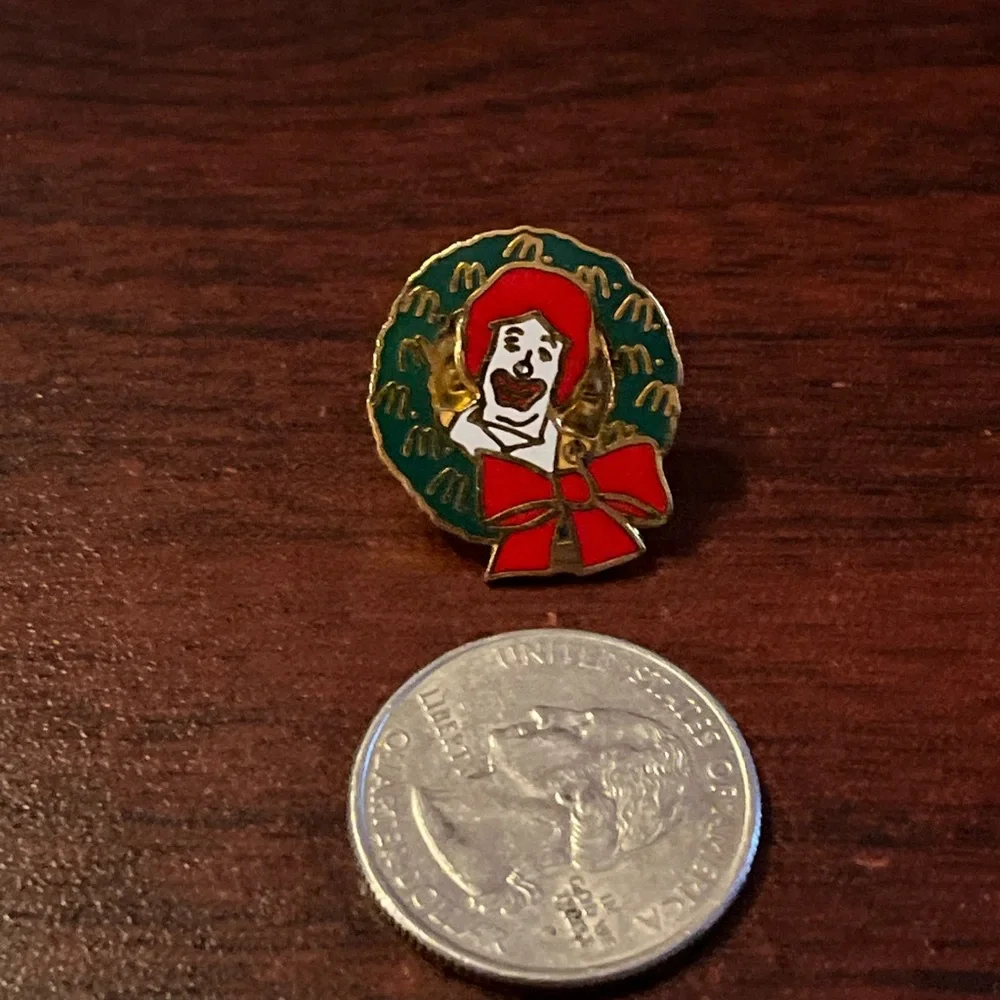 Vintage McDonald’s Ronald McDonald Christmas Wreath Employee Lapel‎ Hat Pin